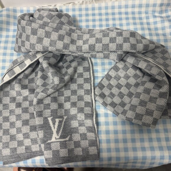 Louis Vuitton women's scarf - Picture 1 of 7